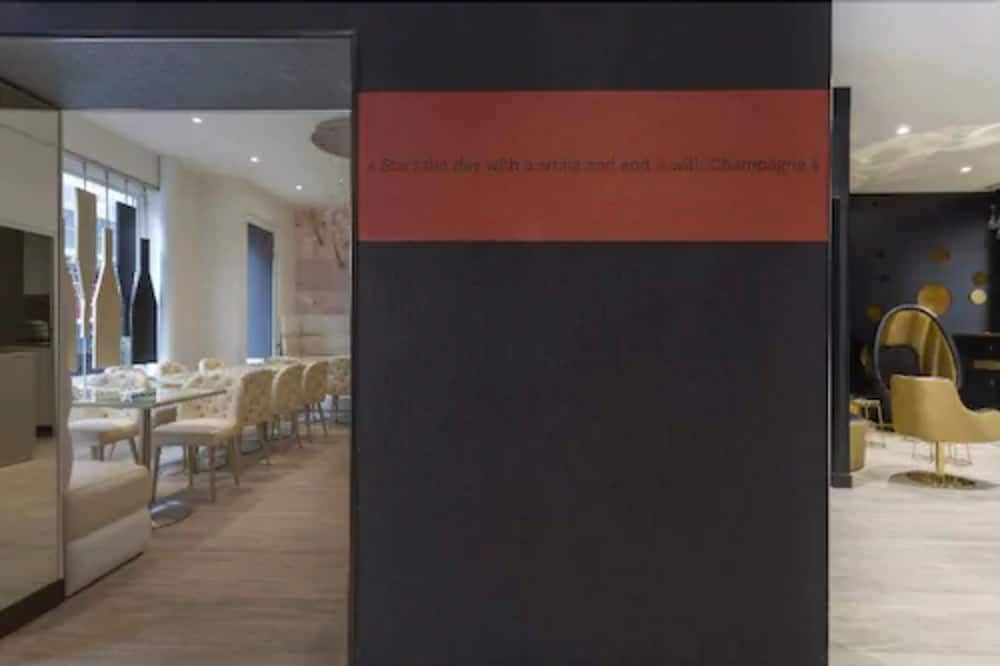 Hotel Les Bulles de Paris - Image 10