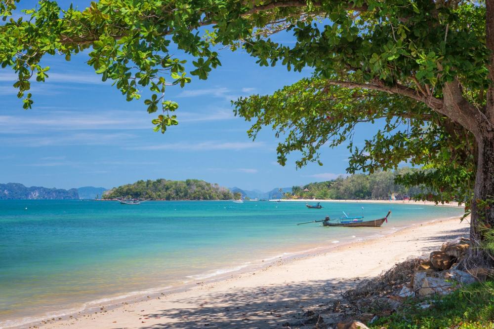 Utsikt over kritthvite strender og turkis hav i Klong Muang Beach i Krabi, Thailand