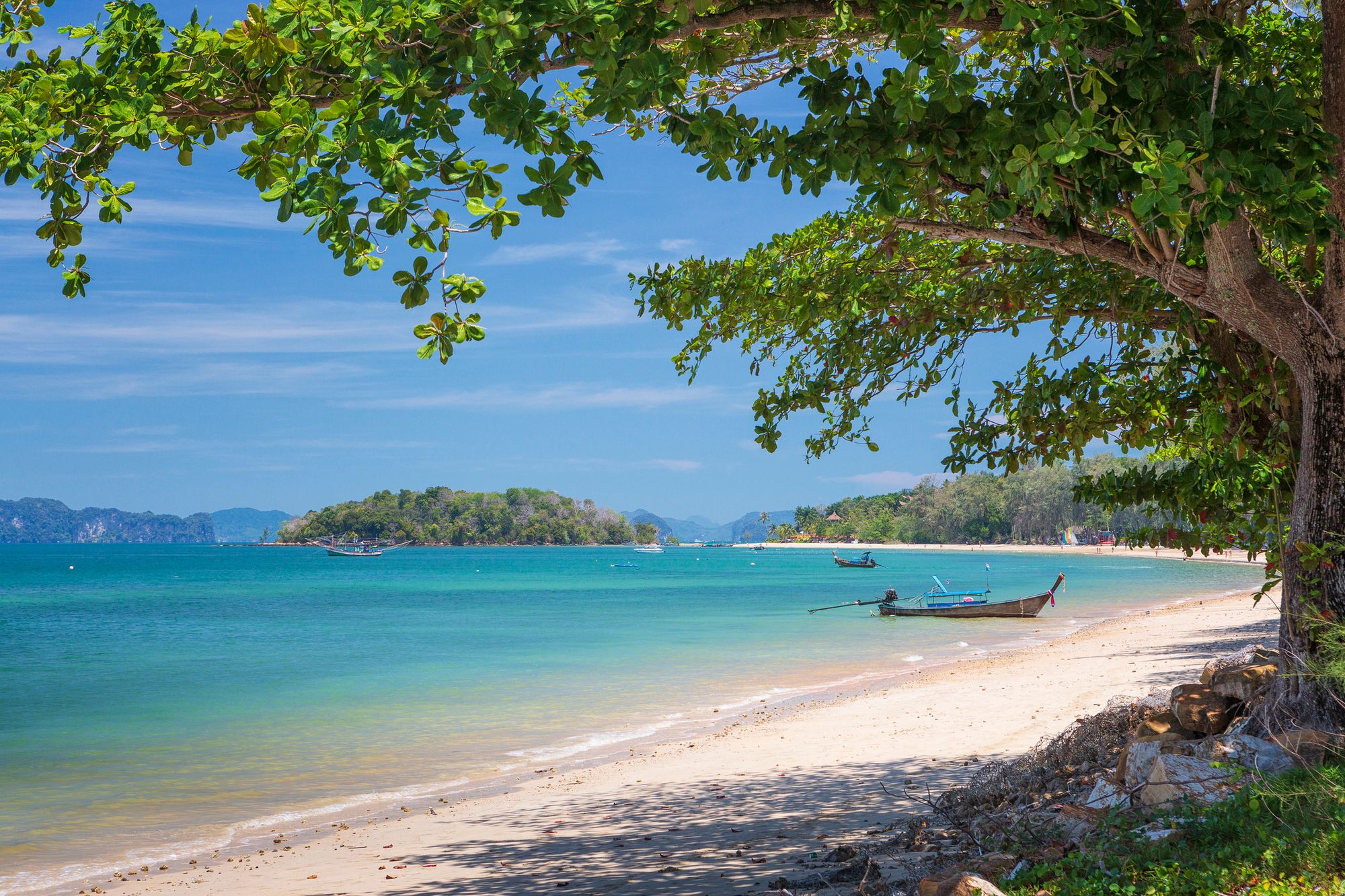 Utsikt over kritthvite strender og turkis hav i Klong Muang Beach i Krabi, Thailand