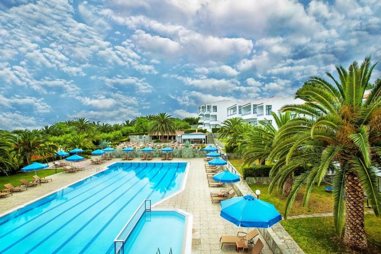 Xenios Port Marina Hotel ligger i Hellas og tilbyr et herlig bassengområde.