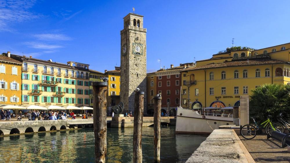 Havnen i Riva del Garda med uteserveringer og utsikt til kirken
