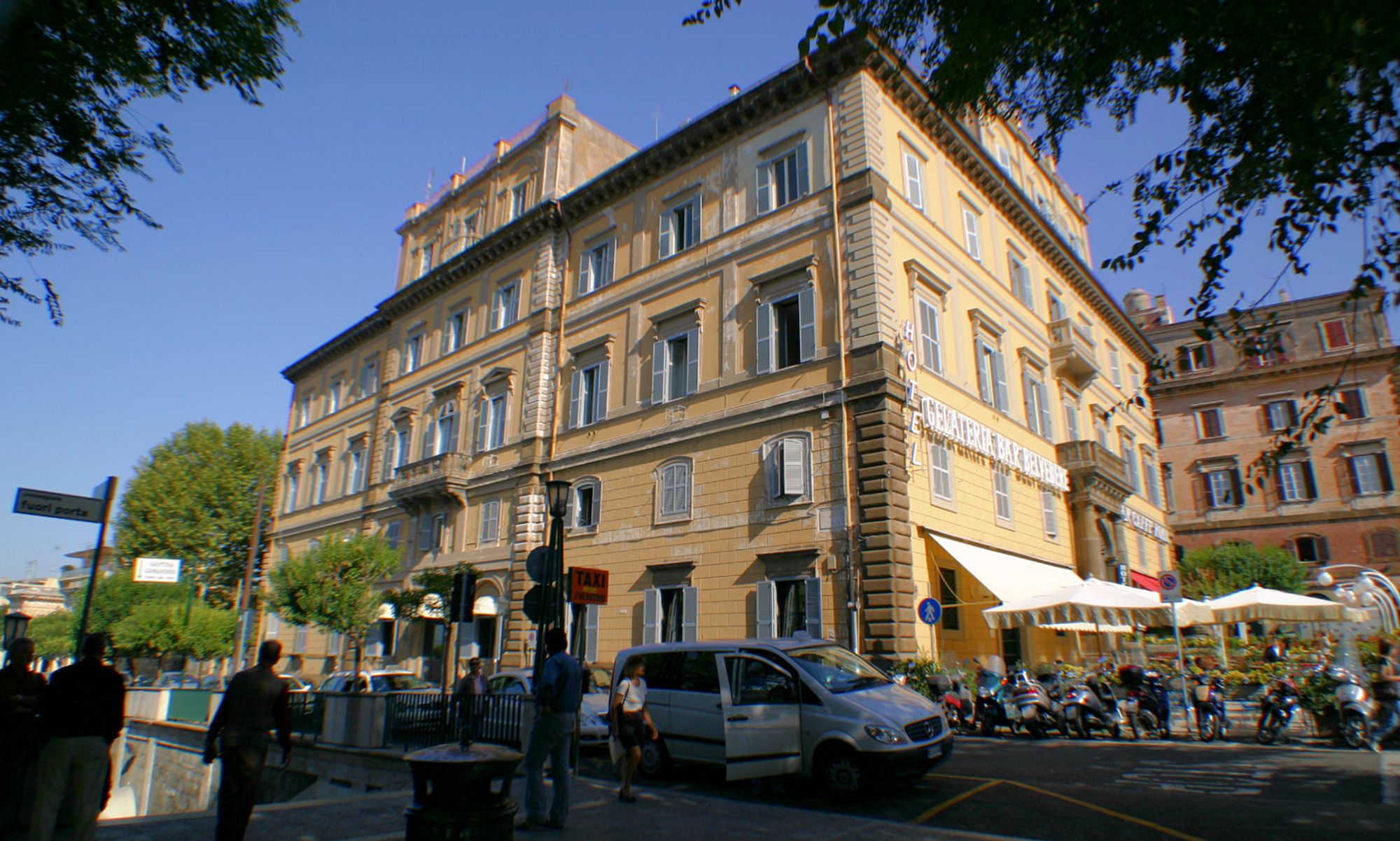 Byliv og uteservering i Frascati i Lazio-regionen i Italia