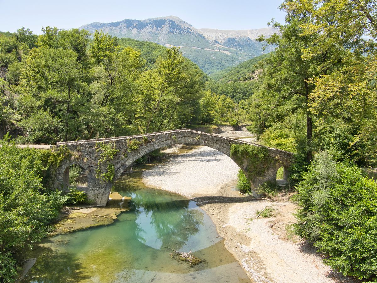 Utsikt utover den vakre naturen Vikos nasjonalpark nord for Parga i Hellas
