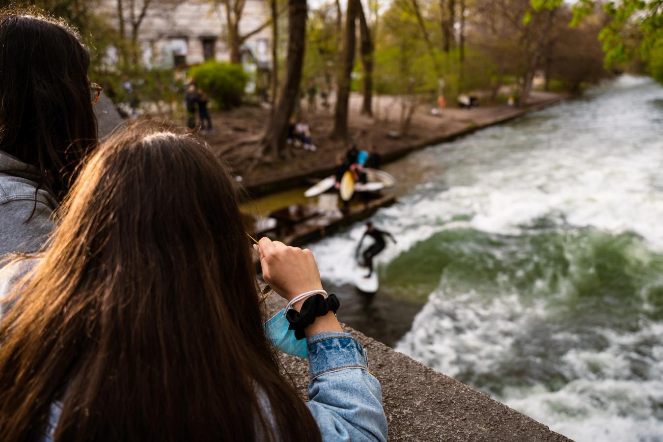 Nogen surfer på Eisbach-floden i centrum af München