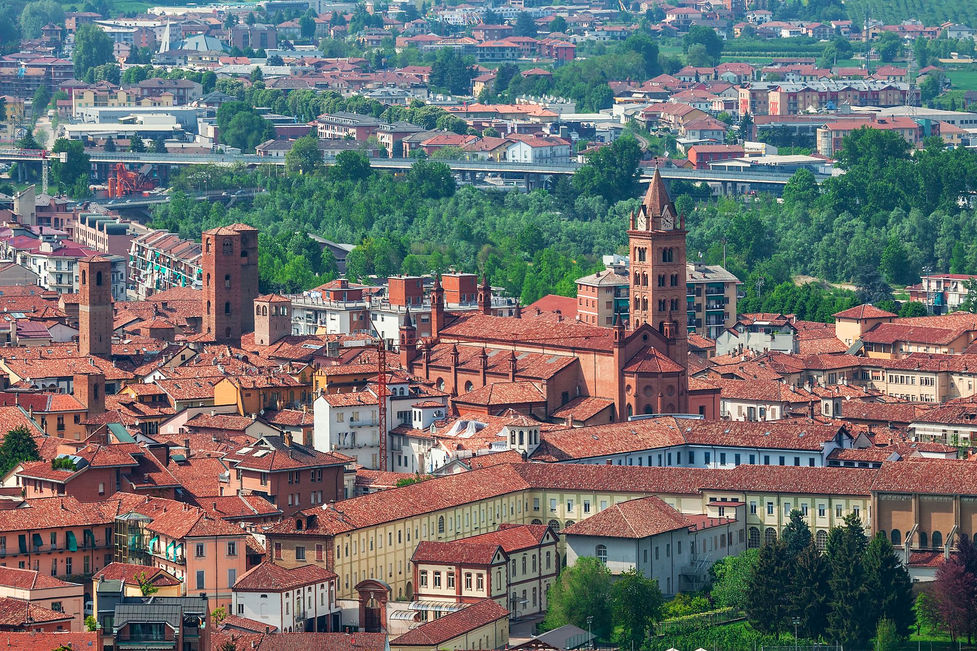 Utsikt over de røde hustakene i byen Alba i Piemonte