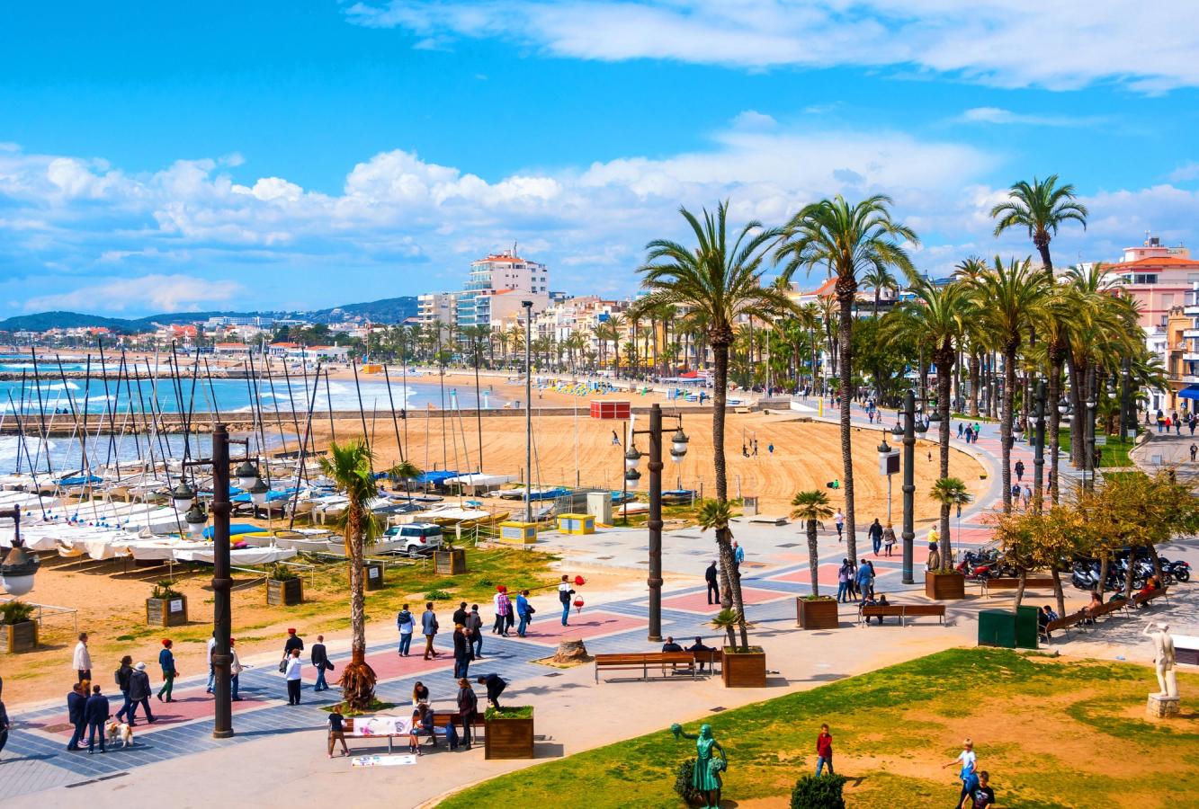 Utsikt over den flotte stranden og strandpromenaden i Sitges