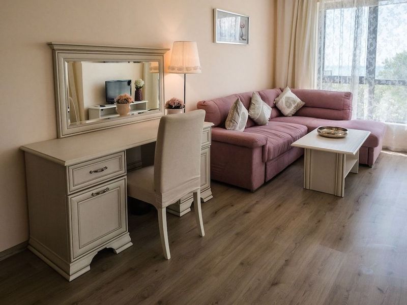 White Rock Castle Suite - Image 3