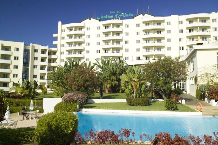 Suite Hotel Jardins d'Ajuda ligger i utkanten av Funchal på Madeira.