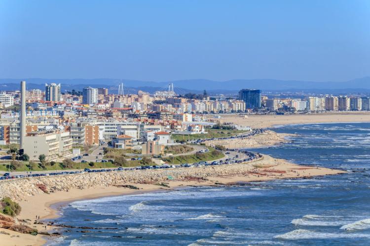 Utsikt over byen, stranden og Atlanterhavet i Figueira da Foz i Portugal