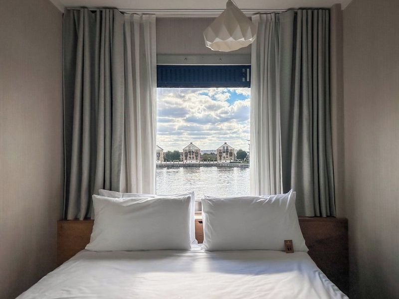 Good Hotel - Image 2