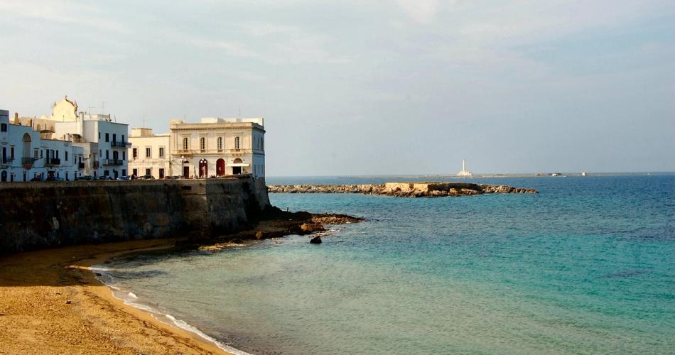 Udsigt over havet, stranden og Gallipoli længst mod syd på Adriaterhavskysten i Italien