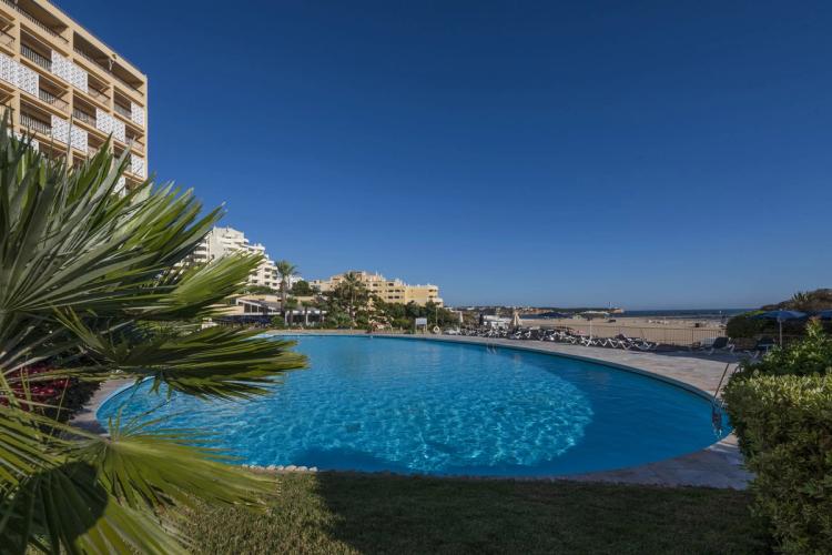Det store bassenget på Hotel Algarve Casino har utsikt over havet i Praia da Rocha.