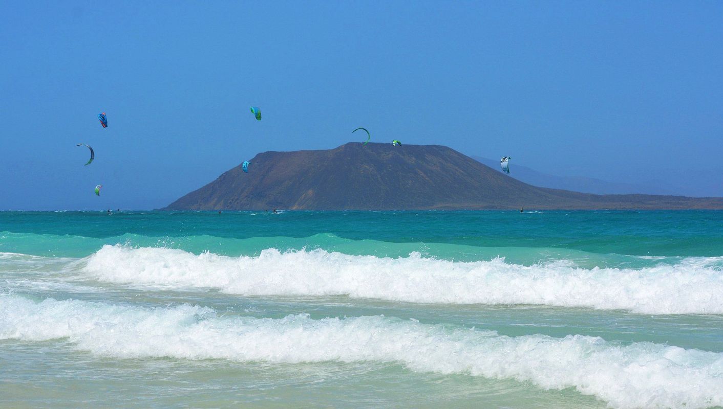 Kiting er en vanlig vannsportaktivitet på Fuerteventura