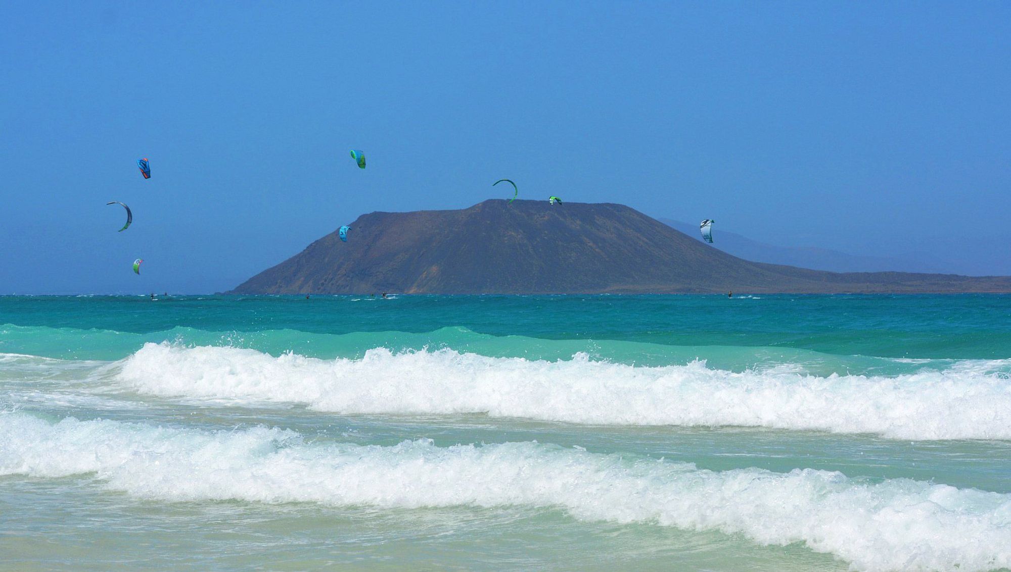 Kitesurfere i Atlanterhavet på Fuerteventura