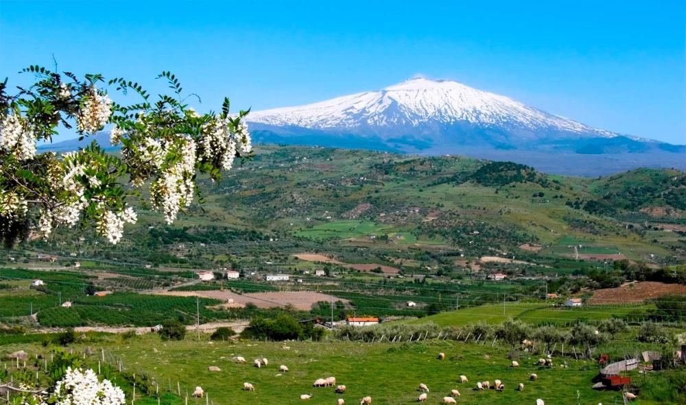 Trappitello ligger smukt i det grønne landskab med udsigt over Etna på Sicilien.