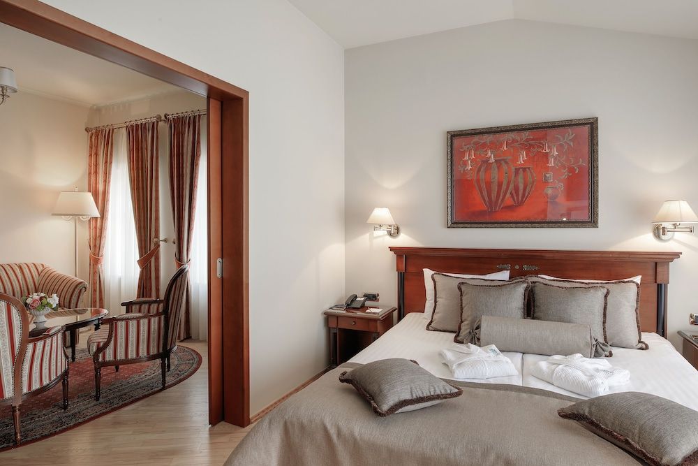 National Hotel - Image 5