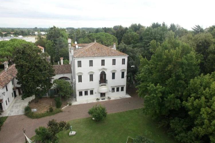 Park Hotel Villa Giustinian ligger i Mirano i det nordøstlige Italia, en kort kjøretur fra Venezia. Her bor du omgitt av en stor park.