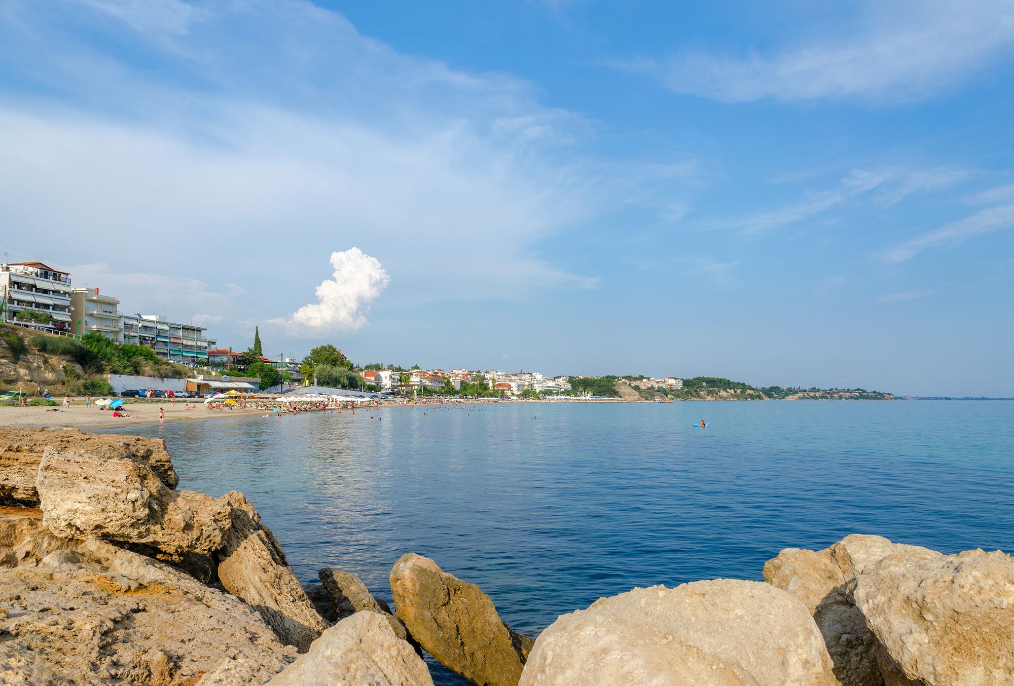 Utsikt over stranden og havet i Kalikratia ved Halkidiki i Hellas