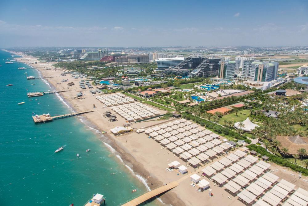 Utsikt over stranden og Lara Beach ved Antalyakysten i Tyrkia