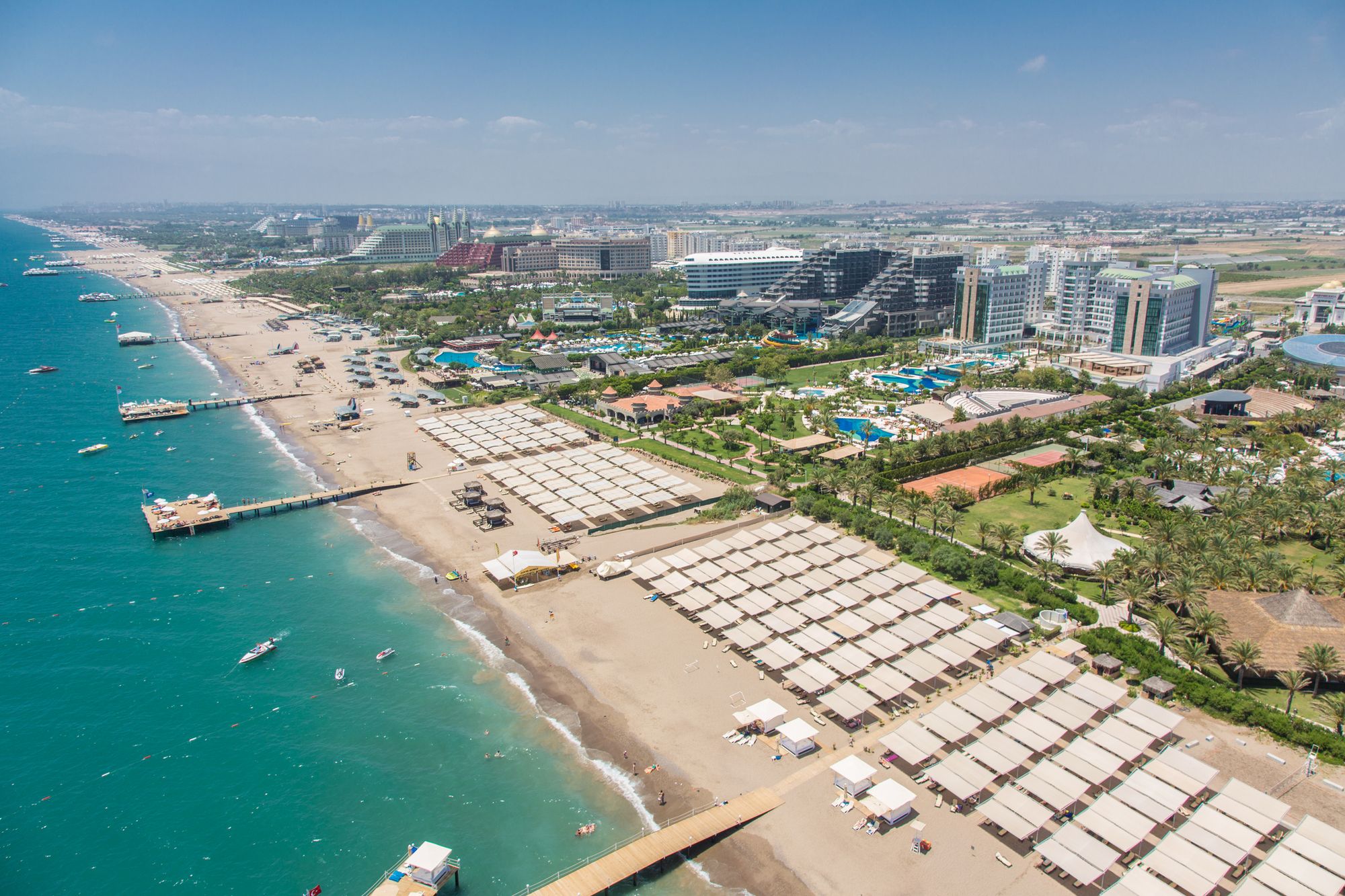 Utsikt over stranden og Lara Beach ved Antalyakysten i Tyrkia