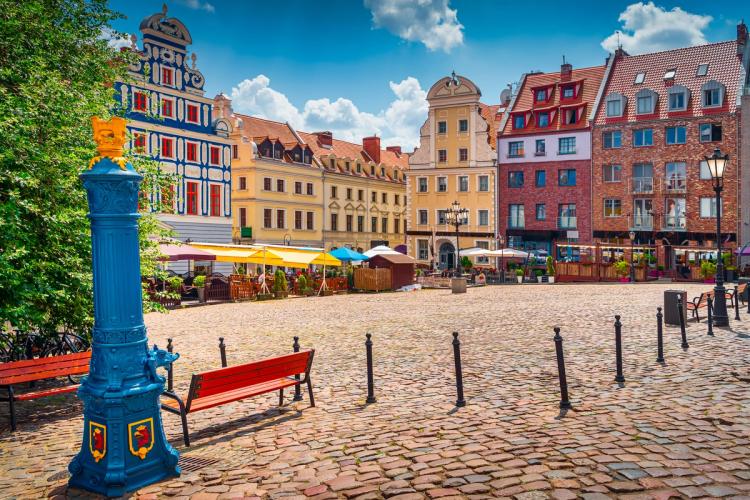 Den gamle bydel i Szczecin. Et åbent torv med brosten og ældre, farverige bygninger, der omgiver torvet.