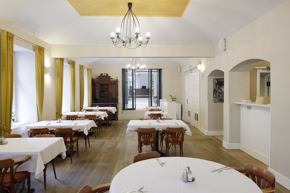 Three Crowns Hotel - Image 5