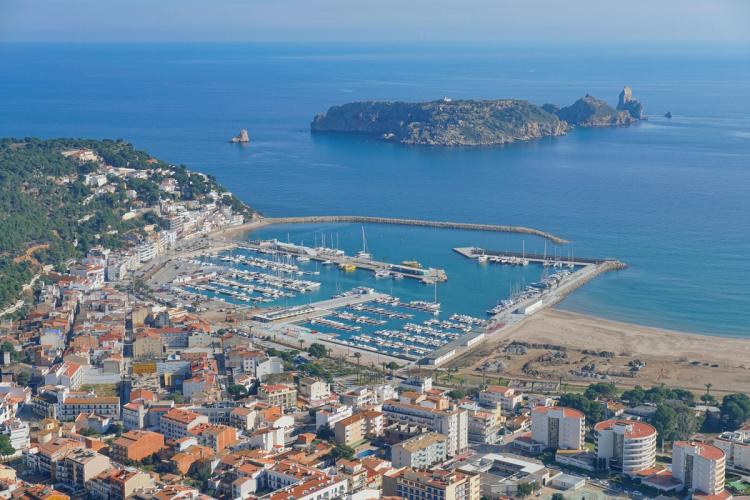 Panoramautsikt over havna og Medes øya i Estartit på Costa Brava