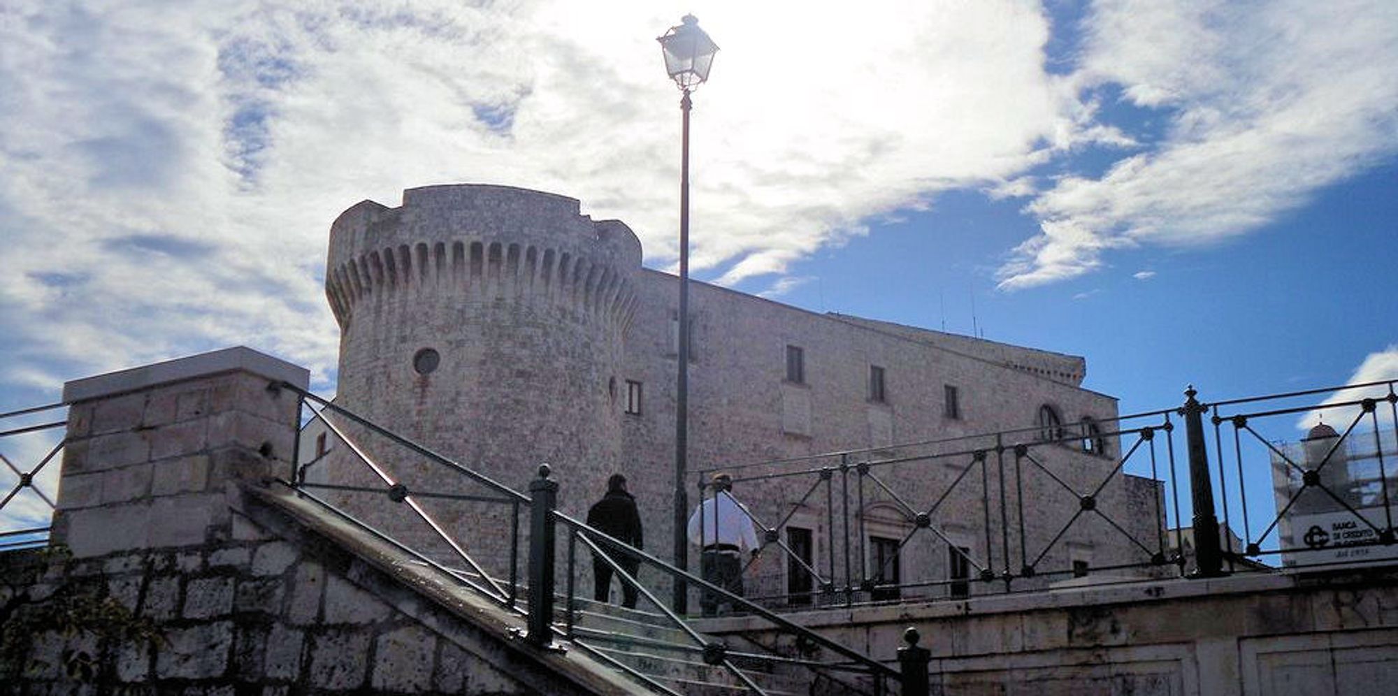 Slottet i den historiska staden Conversano i Apulien, Italien