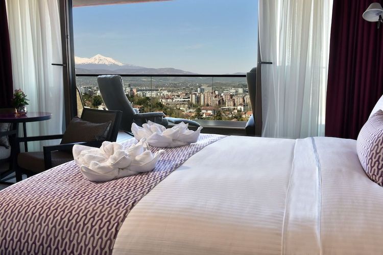 Hotel Panoramika Design & Spa ligger centralt i Skopje og tilbyder elegante værelser med udsigt.