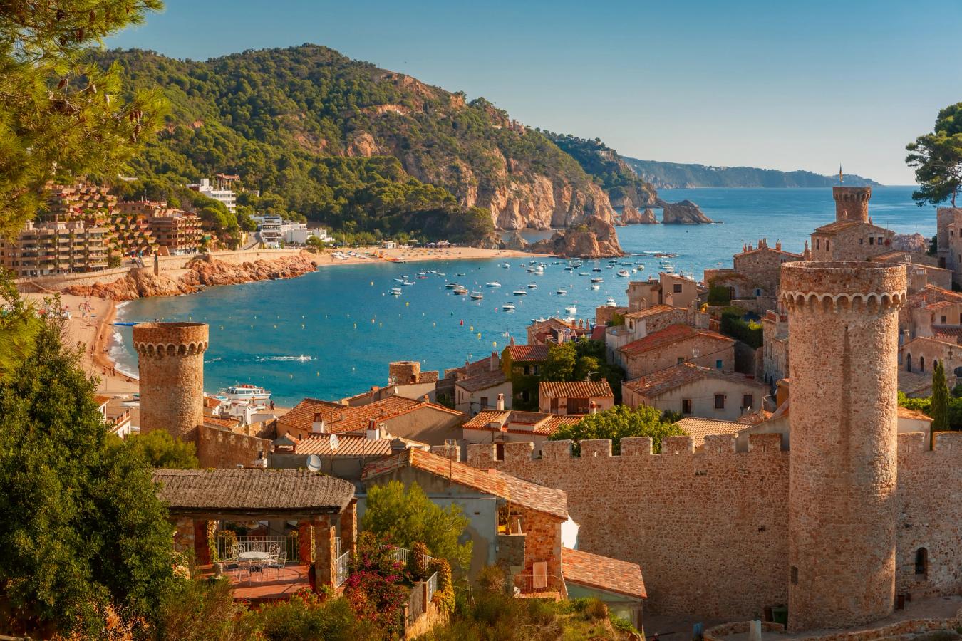 Utsikt over gamlebyen Vila Vella, stranden og det krystallklare havet i Tossa de Mar
