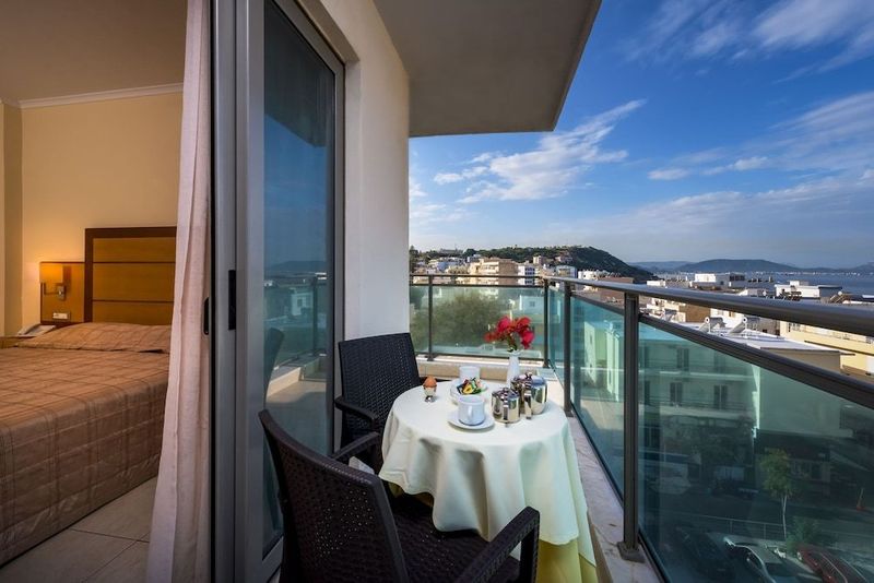 Manousos City Hotel - Image 3