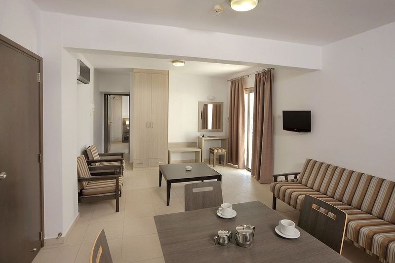 Petrosana Hotel Apts - Image 2