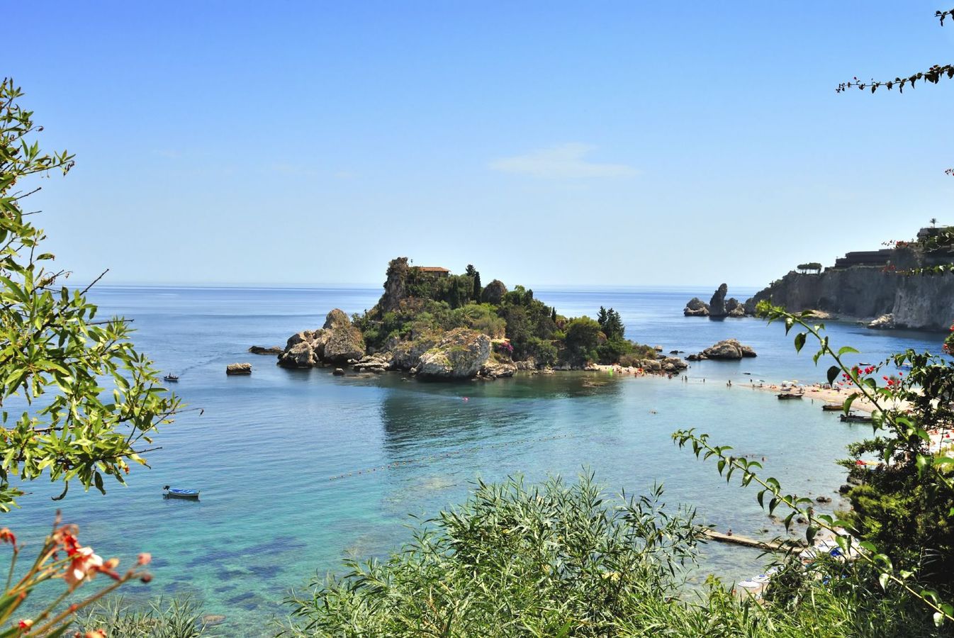 Utsikt over det azurblå havet og den vakre øya Isola Bella i Taormina på Sicilia
