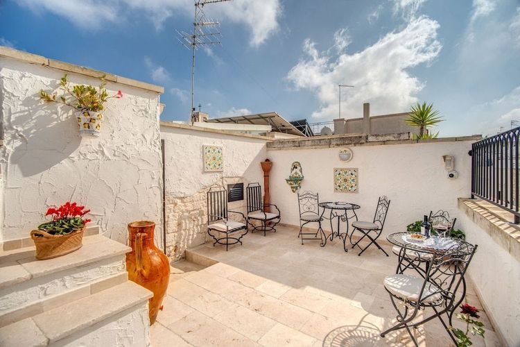 Nyt et øyeblikk på terrassen til Stunis Charme B&B, sentralt plassert i Ostuni i Puglia.