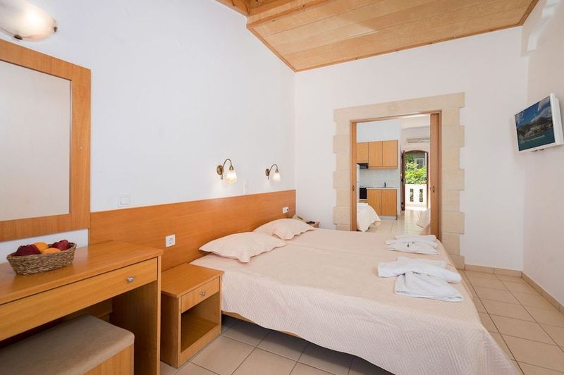 Adonis Hotel - Image 7