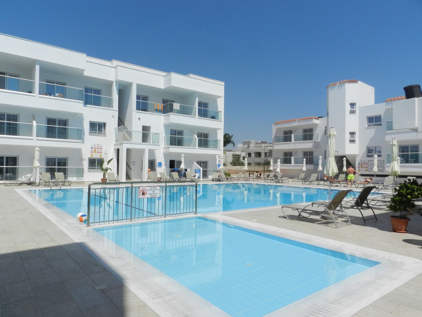 Evabelle Napa Hotel Apartments ligger nära stranden i Ayia Napa på Cypern och har en stor pool i trädgården.