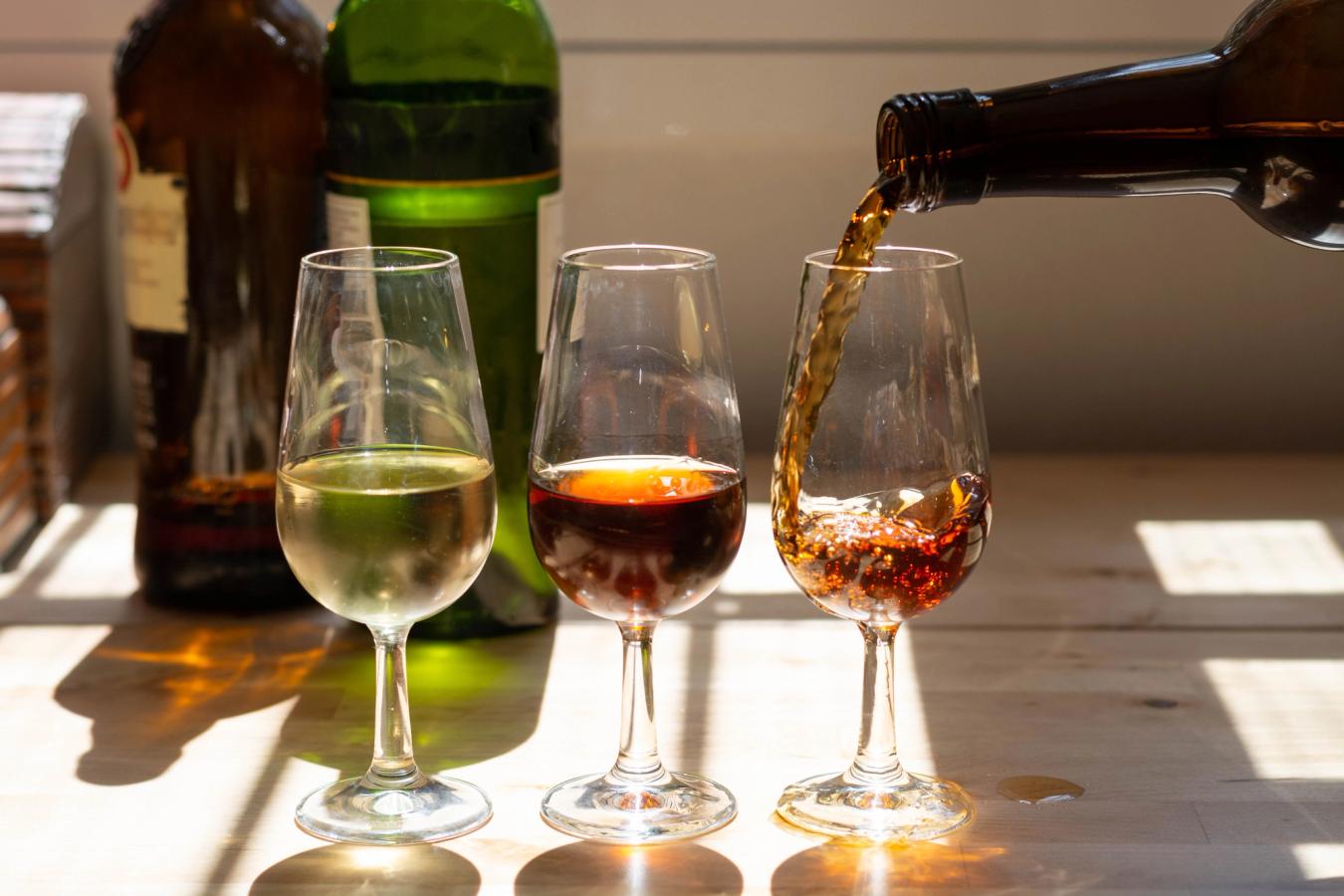 Sherrysmaking med et utvalg av forsterkede viner fra Jerez, fra tørre til svært søte, servert i glass
