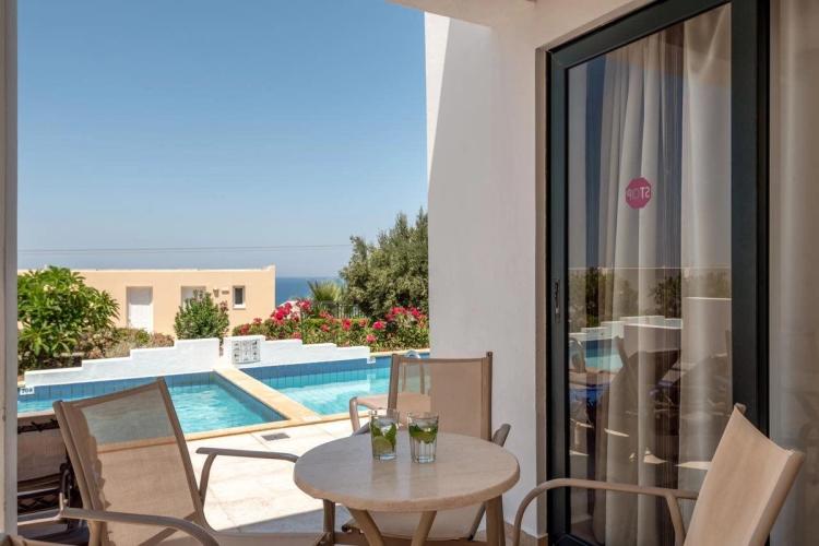 På Mediterraneo Hotel i Hersonissos på Kreta kan du bestille en villa med privat basseng.