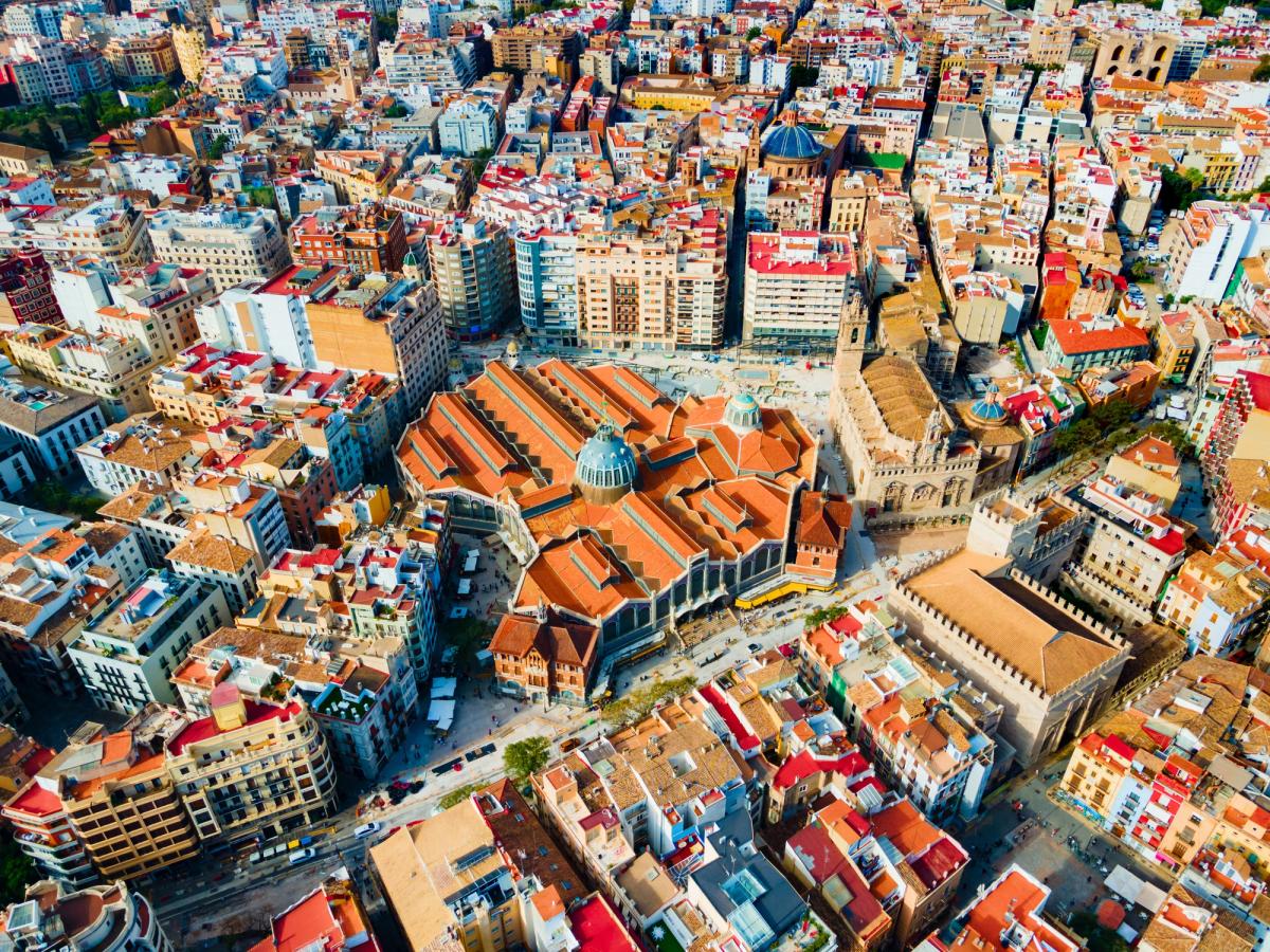 Flygfoto över Mercado Central i Valencia – en av de största matmarknaderna i Europa