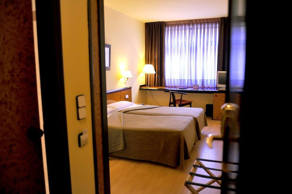Glories Hotel - Image 9
