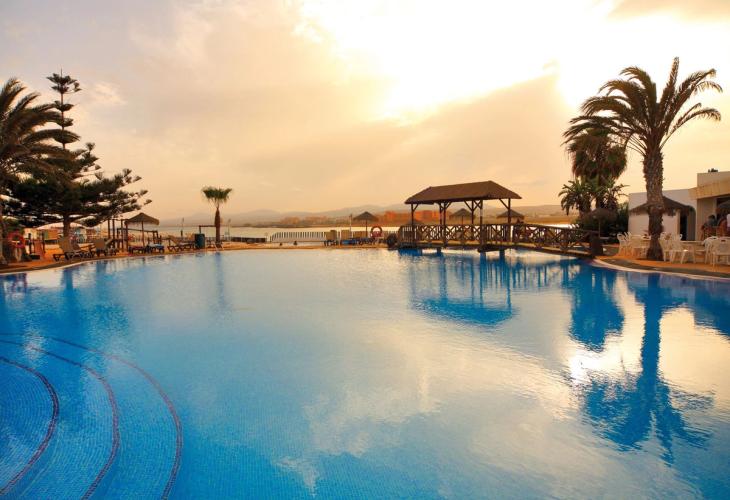 Barcelo Castillo Beach Resort har en vakker beliggenhet ved sjøen i Caleta de Fuste, Fuerteventura, og tilbyr bungalower for hele familien samt store bassengområder.