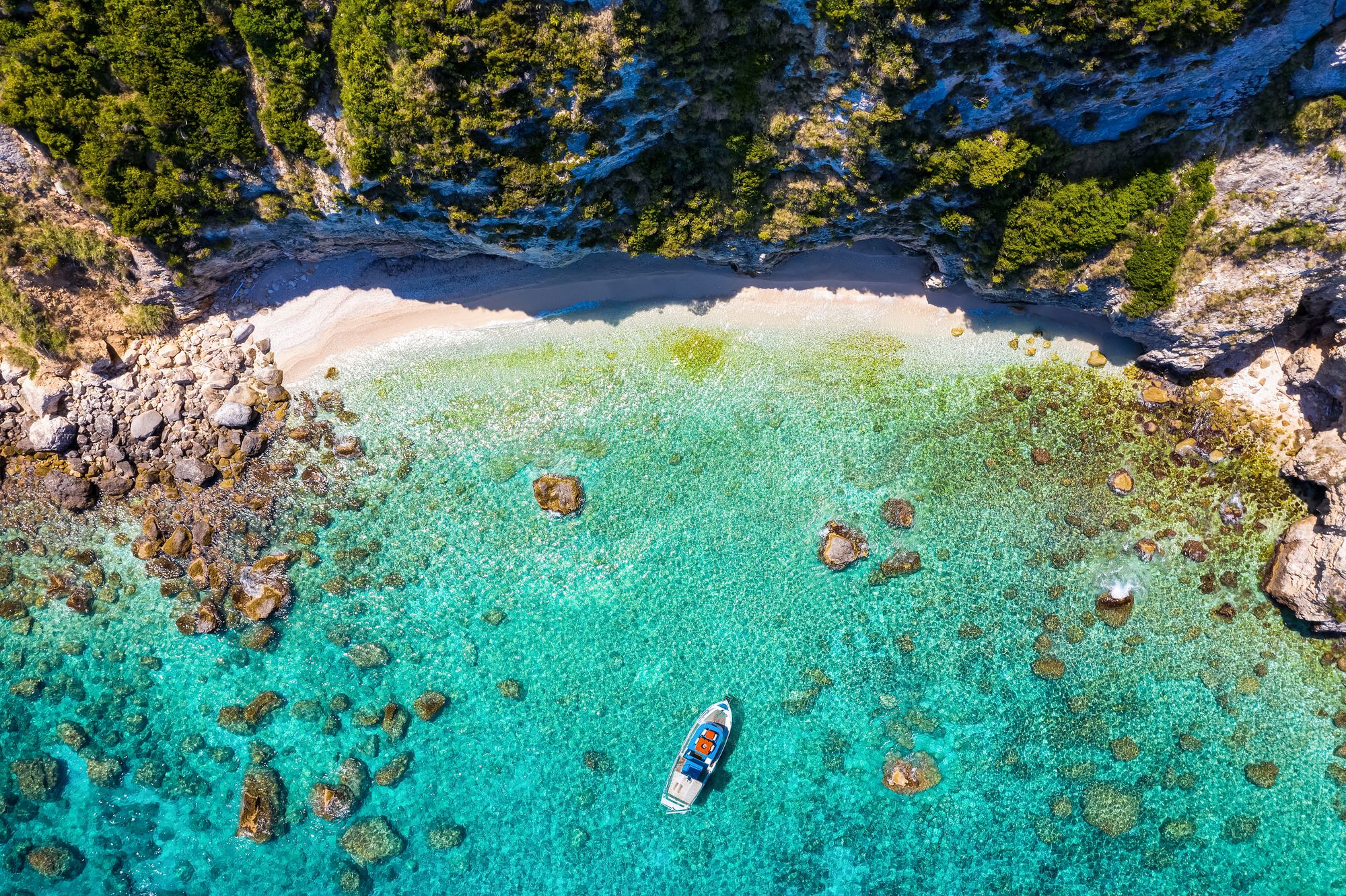 Udsigt over en afsidesliggende strand med turkisblåt vand i Lixouri på Kefalonia i Grækenland