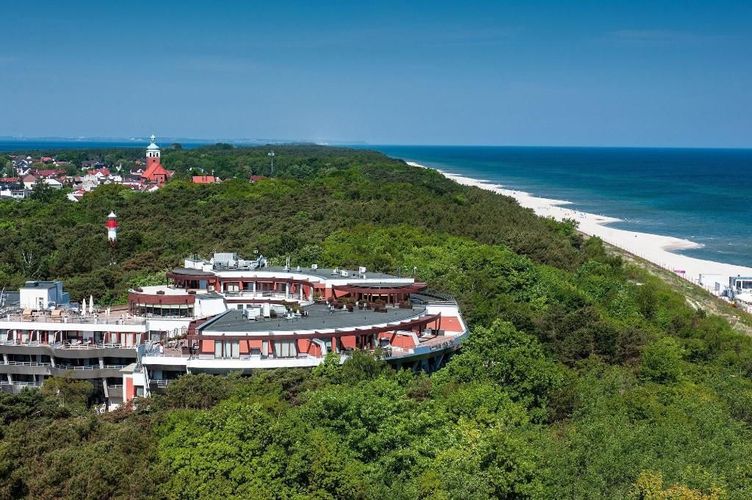 Dom Zdrojowy Hotel Spa & Family er omgitt av en vakker skog og nær stranden i Jastarnia, Polen.