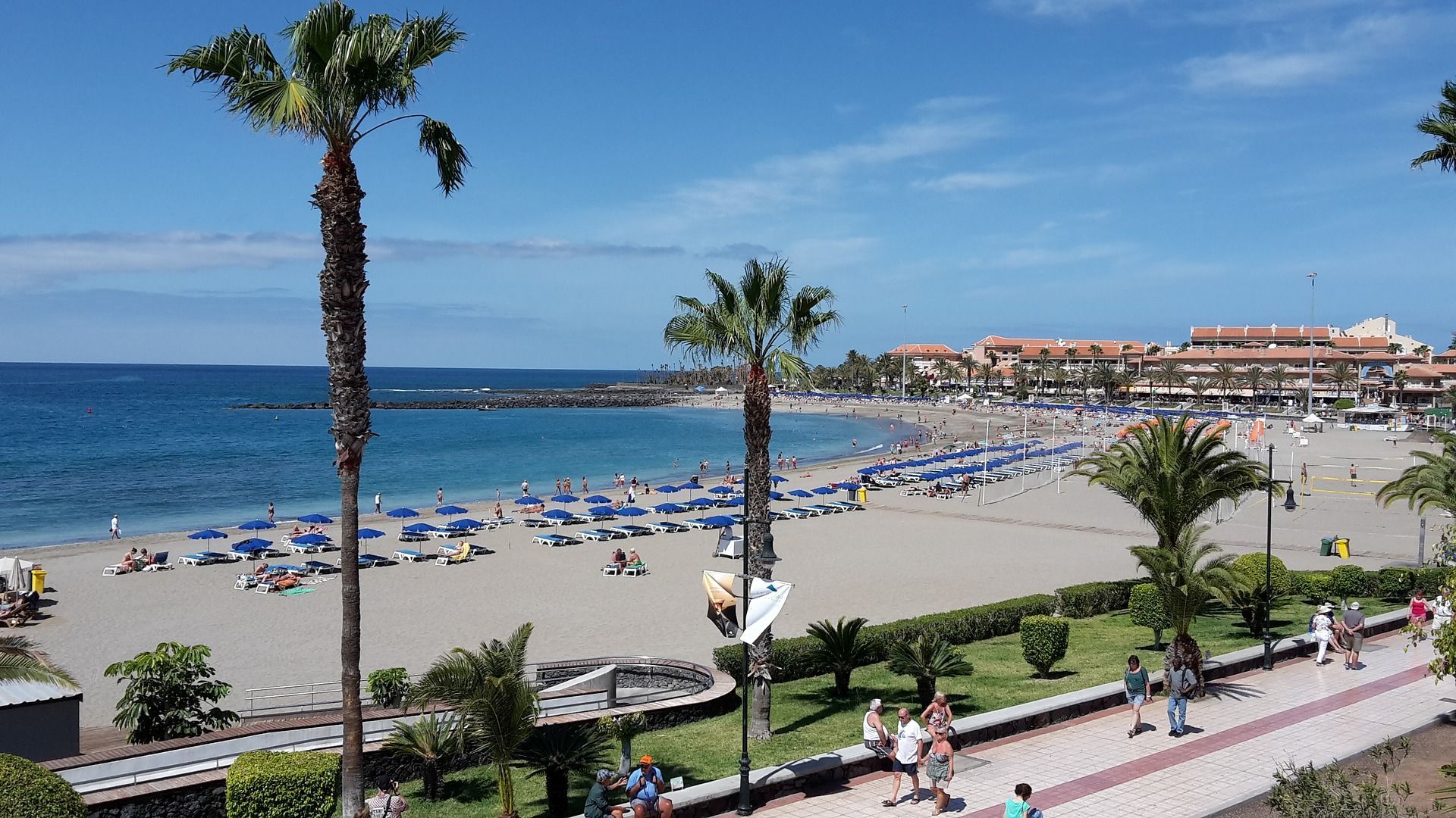 Utsikt over stranden i Playa de las Americas på Tenerife
