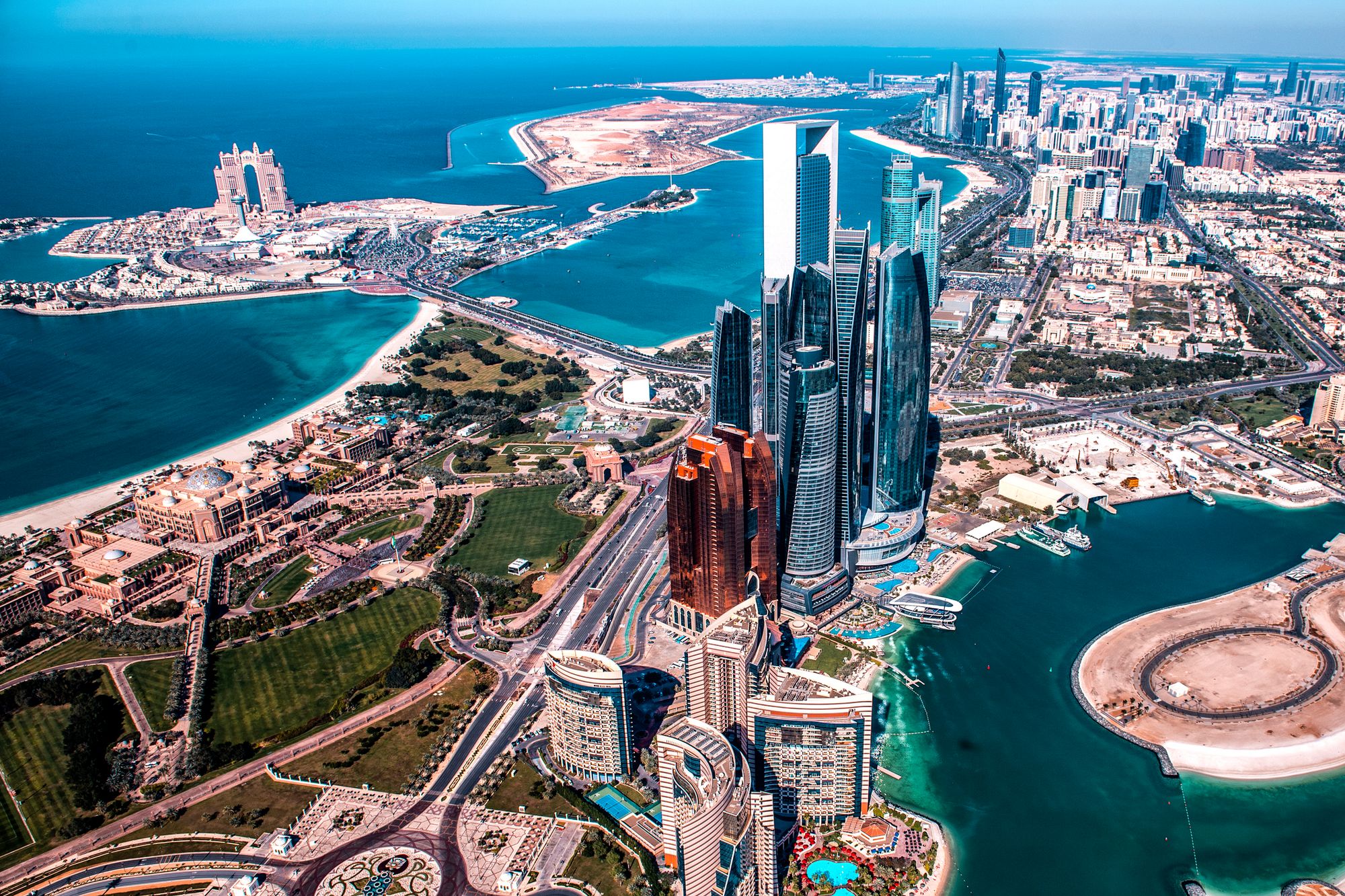 Panoramaudsigt over Abu Dhabi med skyskrabere, havnen og havet, De Forenede Arabiske Emirater