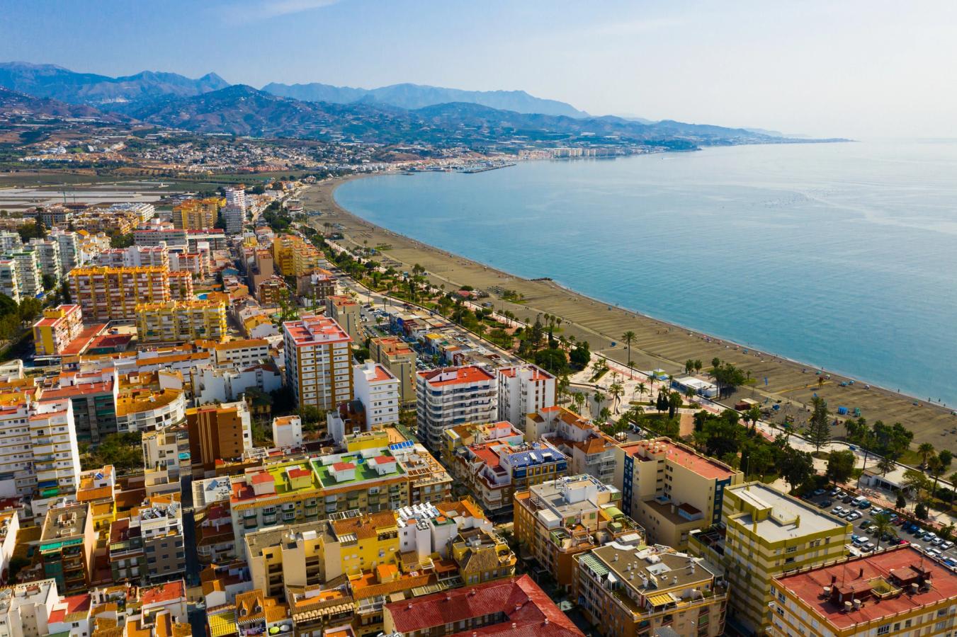 Luftbillede af Torre del Mar. Til højre den lange sandstrand og det klare hav og byen mod venstre