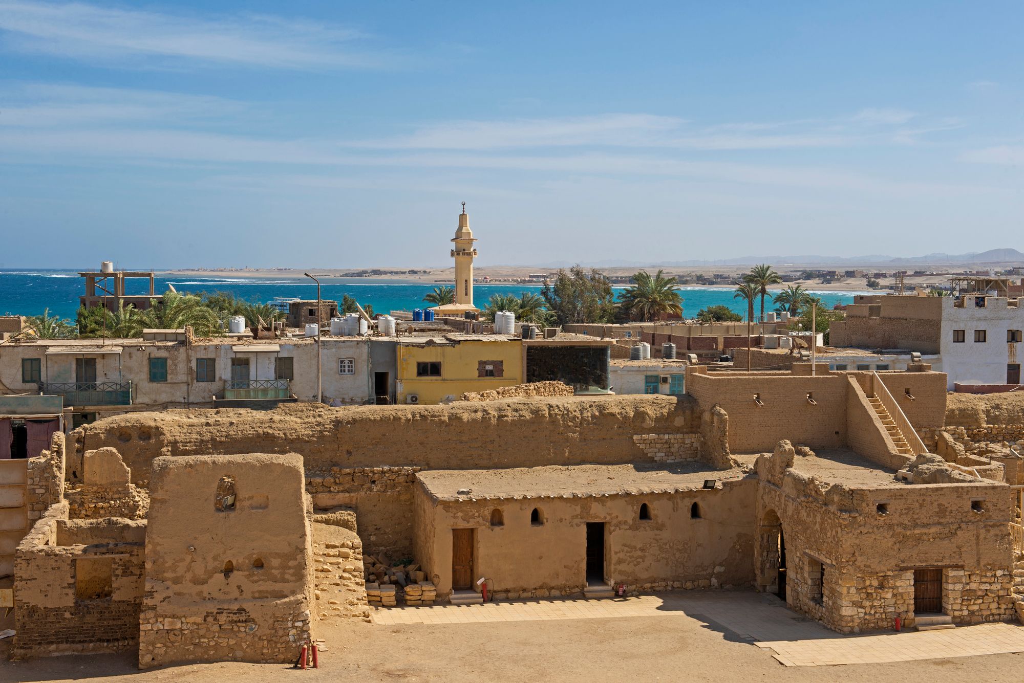 Utsikt over oldtidsbyen El Qoseir i Egypt med gamle ruiner og havet i bakgrunnen