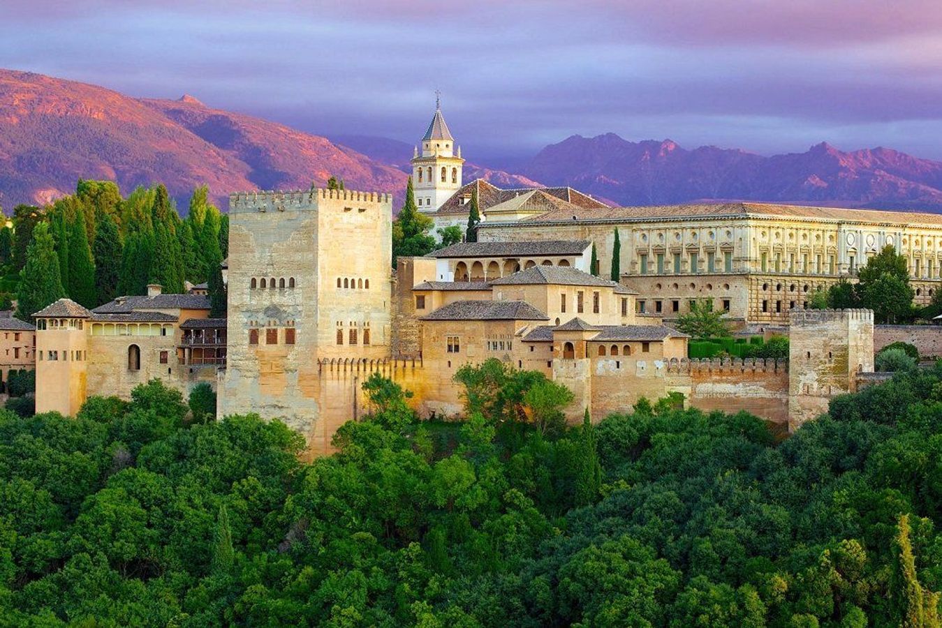 Alhambra-paladset i Granada med fæstningen Alcazaba og Sierra Nevada-bjergene i baggrunden.