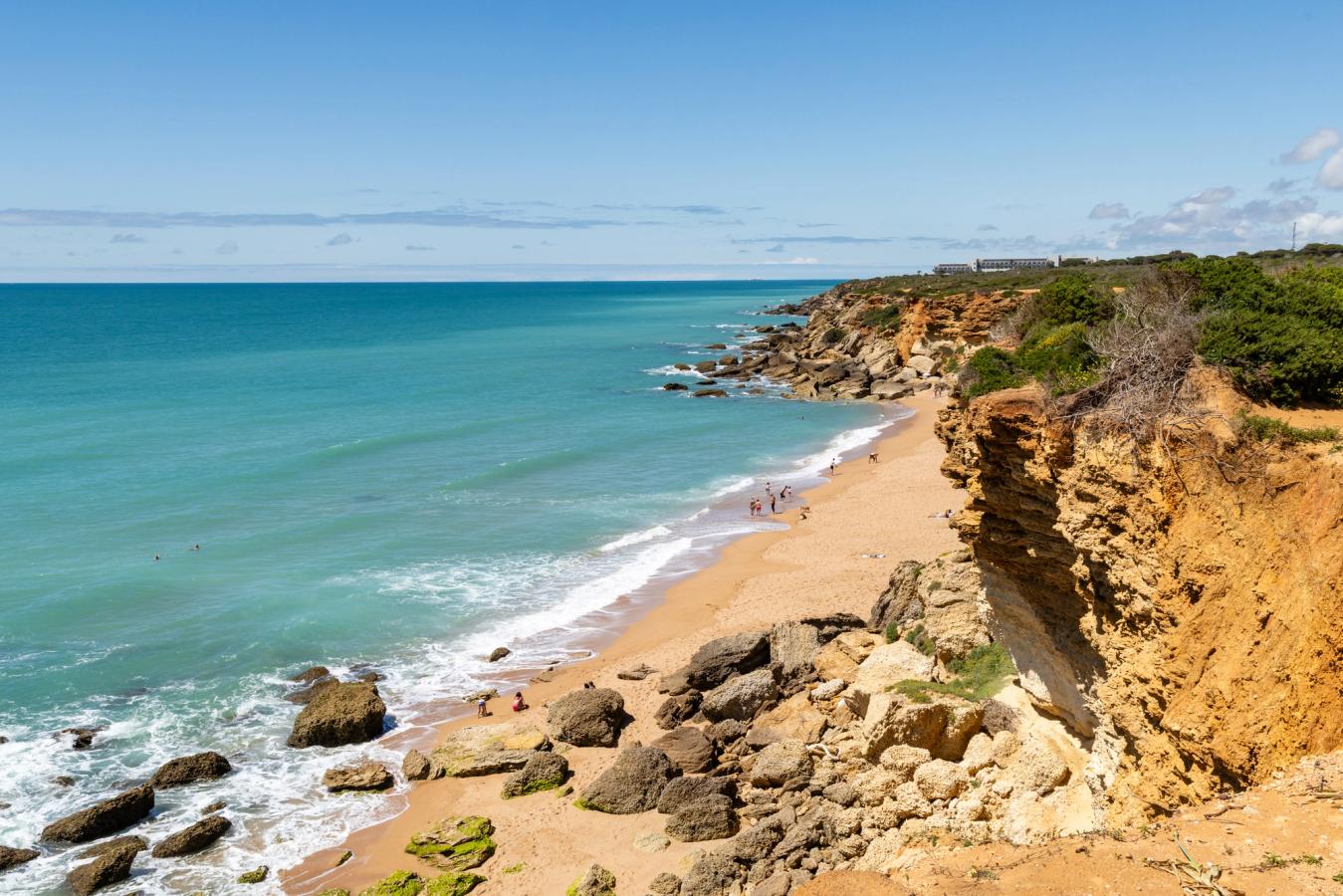 Strand och klippor vid Calas de Roche i Conil de la Frontera, Cádiz, Spanien