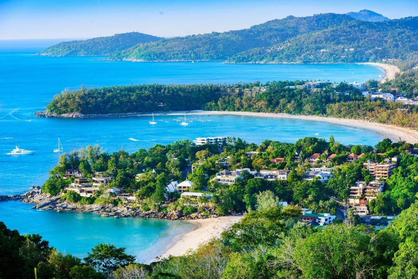 Utsikt över Patong, Kata och Karon Beach på Phuket i Thailand 